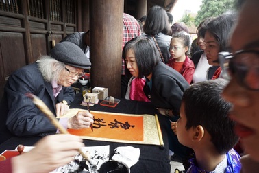 Hàng nghìn người tới Văn Miếu xin chữ đầu năm