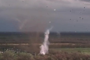 Kinh hoàng khoảnh khắc lốc xoáy cuốn phăng nhà cửa ở Mỹ