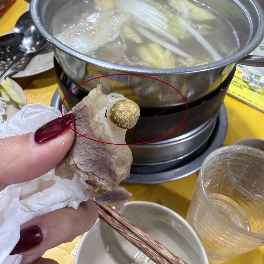 Berømt hotpot-restaurant med kjøttdeig i Hanoi ble anklaget av kunder for å ha larver i kjøttet - 1 Quán bò nhúng dấm nổi tiếng ở Hà Nội bị khách tố có dòi trong miếng thịt bò - 1