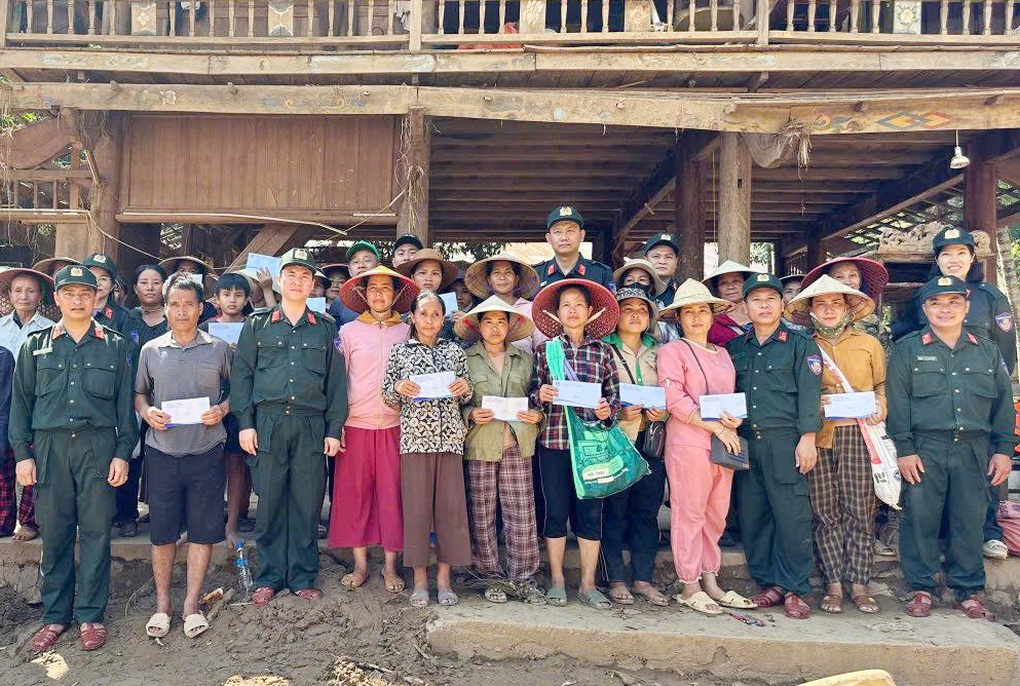 Đi hỗ trợ vùng lũ trở về, cảnh sát cơ động cứu người bị nạn trong đêm - 2 Đi hỗ trợ vùng lũ trở về, cảnh sát cơ động cứu người bị nạn trong đêm - 2