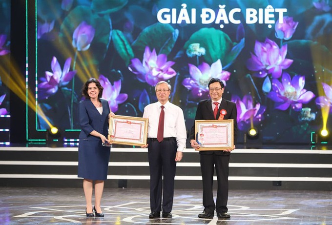 Vinh danh các tác phẩm "Học tập và làm theo tư tưởng, đạo đức, phong cách Hồ Chí Minh" - Ảnh 1. Vinh danh các tác phẩm "Học tập và làm theo tư tưởng, đạo đức, phong cách Hồ Chí Minh" - Ảnh 1.
