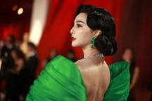 Phạm Băng Băng mặc váy xẻ sâu, khoe lưng trần bên dàn sao tại Oscar 2023