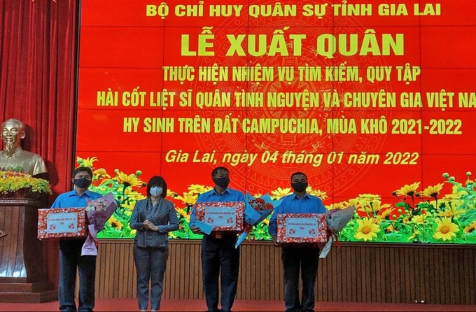 Phó Chủ tịch UBND tỉnh Nguyễn Thị Thanh Lịch tặng quà cho đại diện Đội K52. Ảnh: Vĩnh Hoàng