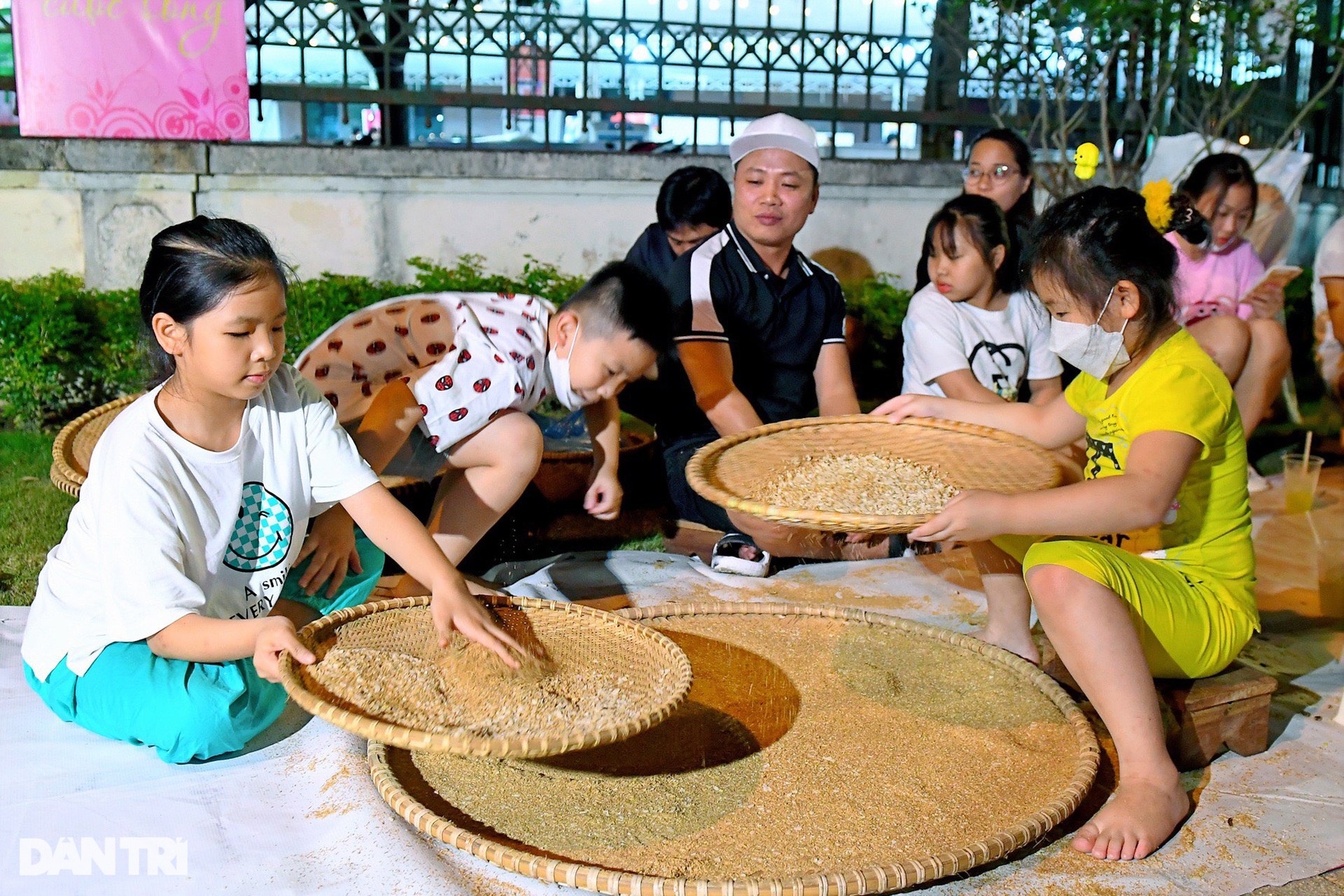 Hải Dương: Hơn 1 vạn khách đến phố đi bộ Bạch Đằng ngày Quốc khánh 2/9 - 13 Hải Dương: Hơn 1 vạn khách đến phố đi bộ Bạch Đằng ngày Quốc khánh 2/9 - 13
