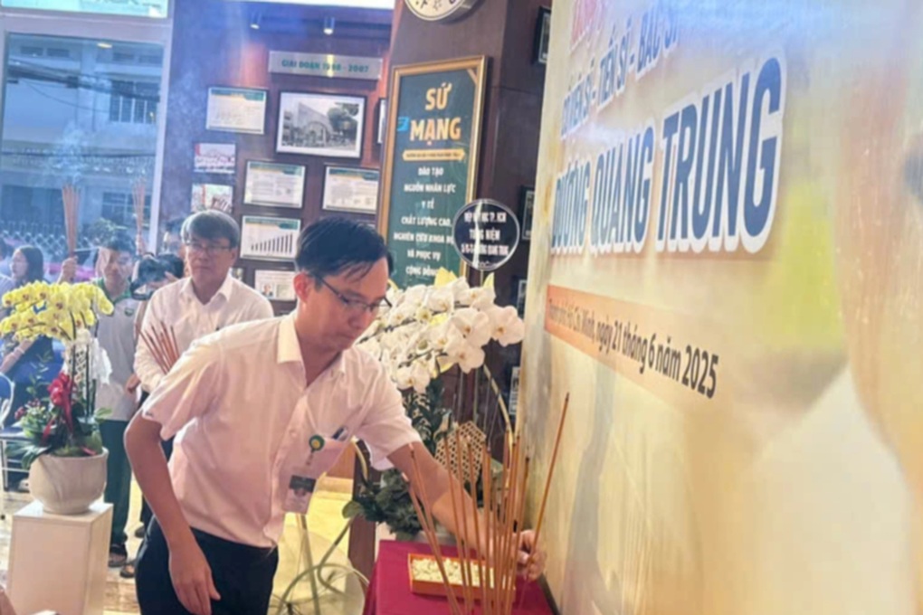 Sinh viên trường y tưởng niệm người thầy từng chỉ đạo ca mổ lịch sử - 1 Sinh viên trường y tưởng niệm người thầy từng chỉ đạo ca mổ lịch sử - 1