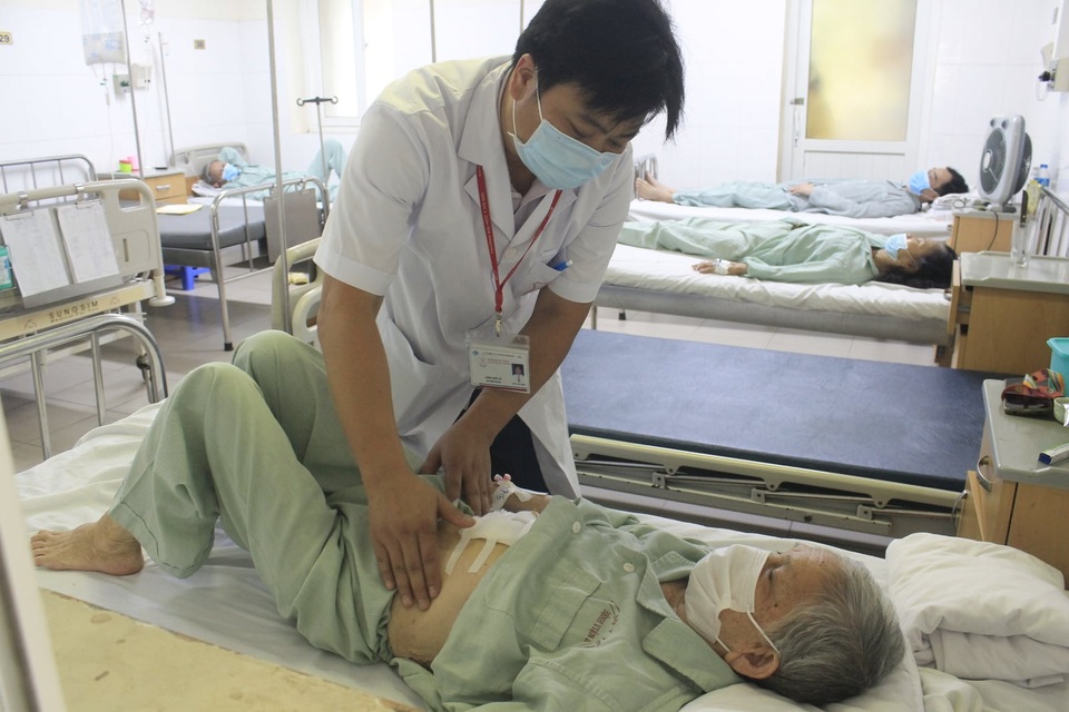 Cứu sống cụ bà 91 tuổi bị viêm túi mật cấp - 1 Cứu sống cụ bà 91 tuổi bị viêm túi mật cấp - 1