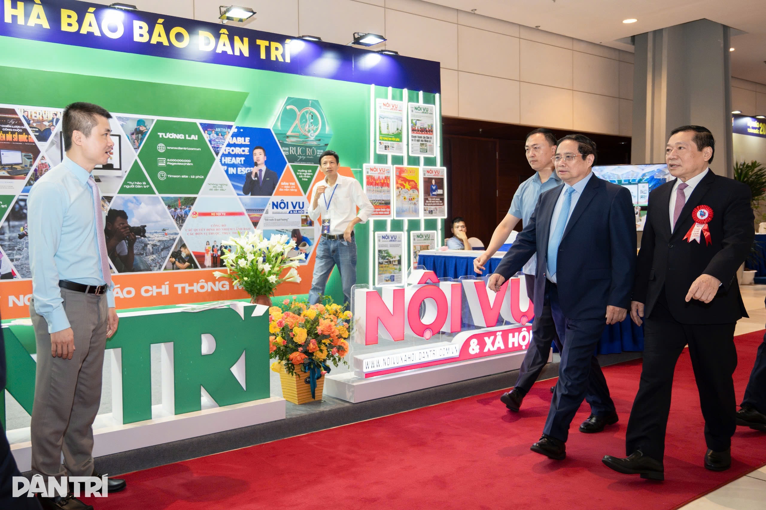 Tổng Bí thư Tô Lâm tham quan gian hàng báo Dân trí tại Hội Báo toàn quốc - 3