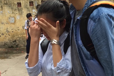 Thi lớp 10 THPT chuyên Hà Nội: Thí sinh khóc nức nở vì môn Hóa