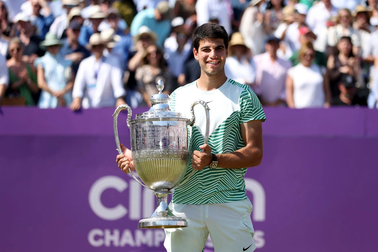 Trở lại ngôi số một thế giới, Alcaraz thách thức Djokovic trước Wimbledon