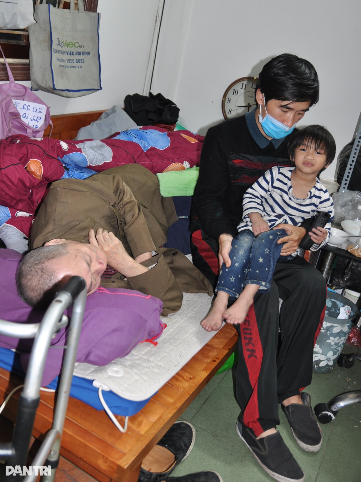 Xót thương bé gái vật vã suốt 5 năm với phần ruột nằm ngoài cơ thể - 6 Xót thương bé gái vật vã suốt 5 năm với phần ruột nằm ngoài cơ thể - 6
