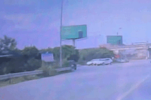 Ôm cua bất cẩn, xe tải đẩy người đi xe máy ngã văng