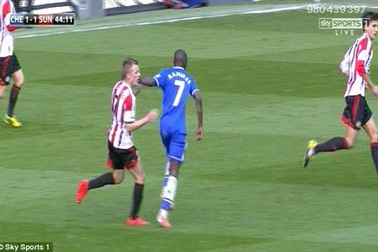 Đánh nguội đối phương, Ramires đối diện với án phạt nặng