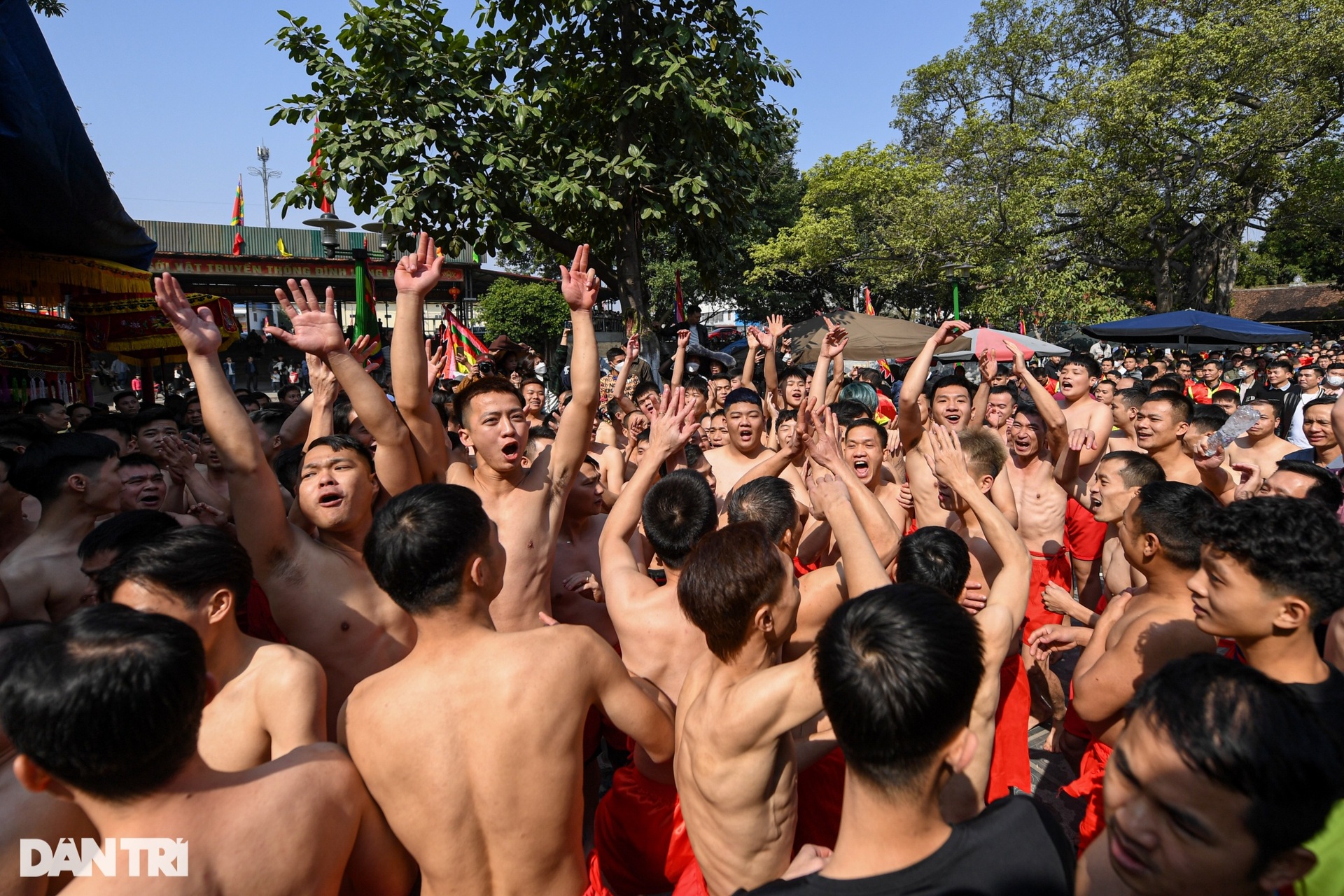 Rước pháo Đồng Kỵ rực rỡ, sôi động mở đầu tháng lễ hội trải khắp miền Bắc - 13 Rước pháo Đồng Kỵ rực rỡ, sôi động mở đầu tháng lễ hội trải khắp miền Bắc - 13
