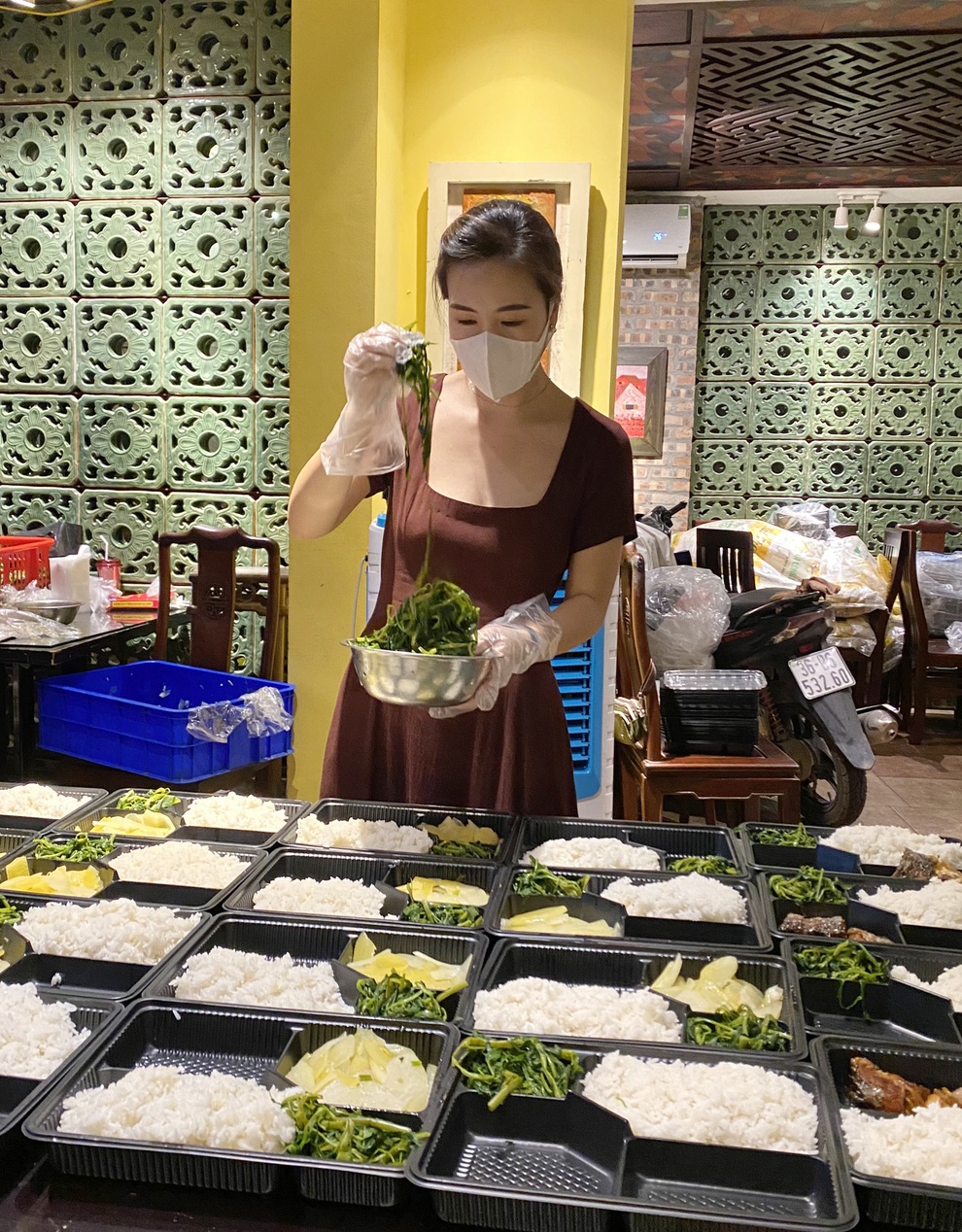Cán bộ Đoàn ăn vội bữa trưa ở góc cầu thang, tất bật lo cơm cho người nghèo - 4 Cán bộ Đoàn ăn vội bữa trưa ở góc cầu thang, tất bật lo cơm cho người nghèo - 4