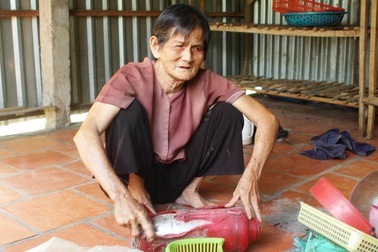 Tháo dỡ căn nhà “thích cháy là cháy” của cụ bà 76 tuổi