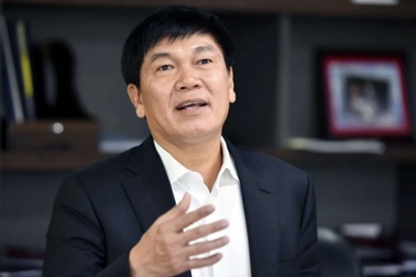 Vợ chồng tỷ phú Long muốn sang tay 40 triệu cổ phiếu HPG cho con trai