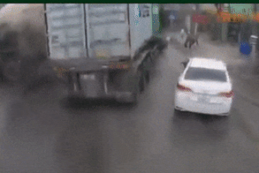 Ba "hung thần xa lộ" lâm nạn, suýt đè bẹp ô tô con