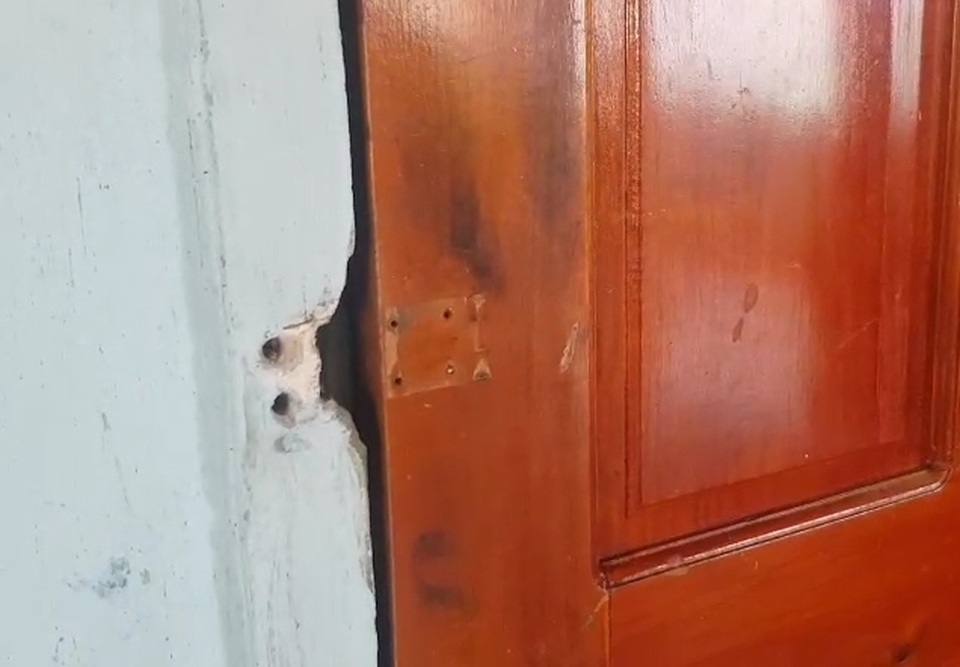 Bố mẹ và 2 con bỏng nặng trong căn nhà cháy, nghi bị phóng hỏa - 4