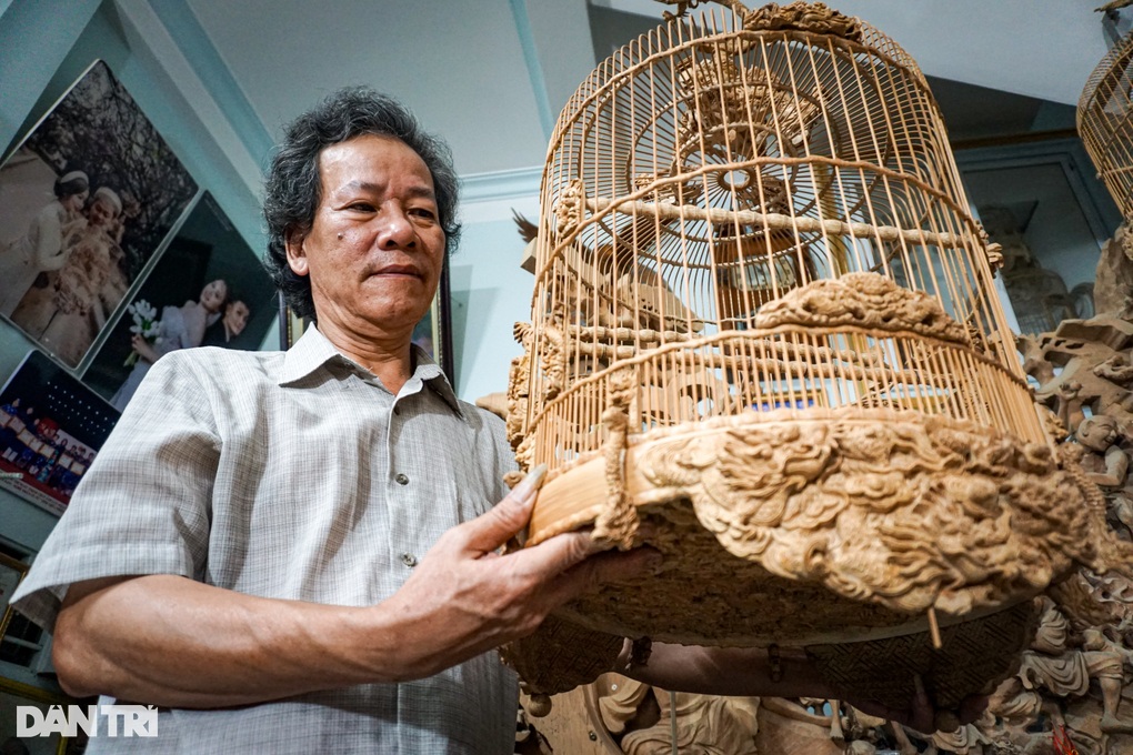 The first bird cage in Hue and bamboo cages cost thousands of USD - 1