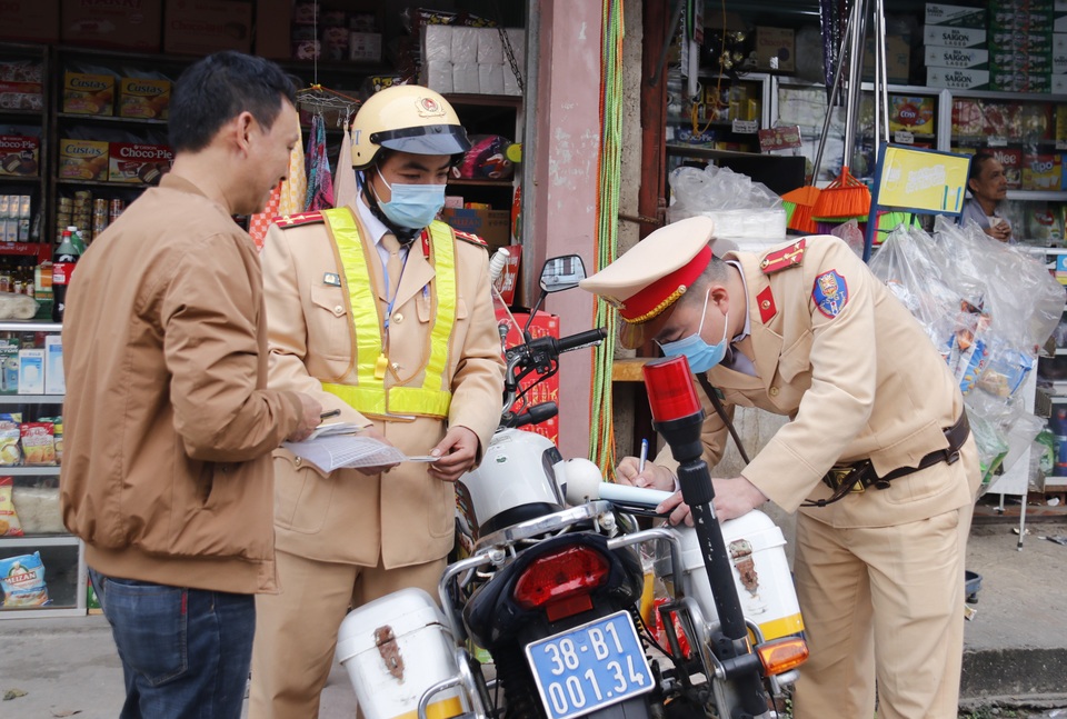 Nhiều cán bộ bị xử phạt vì đậu xe sai quy định - 3 Nhiều cán bộ bị xử phạt vì đậu xe sai quy định - 3