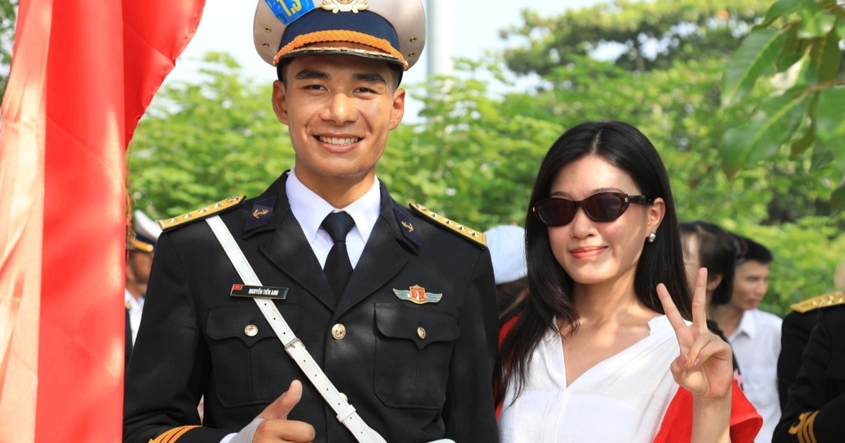 Hợp luyện diễu binh: Mẹ nấu chè tiếp sức cho con, người dân đội nắng xem