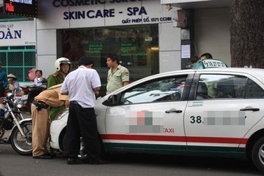 Ô tô vi phạm có thể bị khóa bánh, cẩu đi 