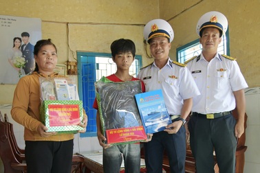 Bộ đội Hải quân viết tiếp ước mơ cho trẻ em nghèo miền biển