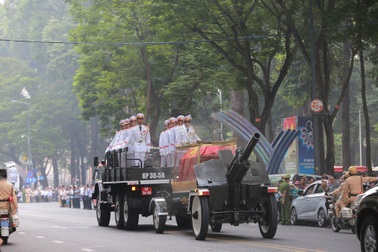 Đoàn xe nghi lễ đưa linh cữu nguyên Thủ tướng Phan Văn Khải về Củ Chi