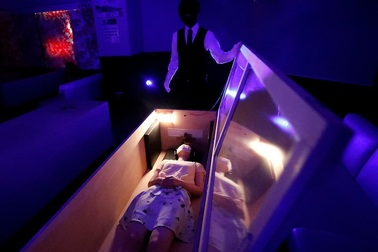 Kỳ quái dịch vụ “nằm quan tài”… giải tỏa căng thẳng do Covid-19 ở Nhật Bản