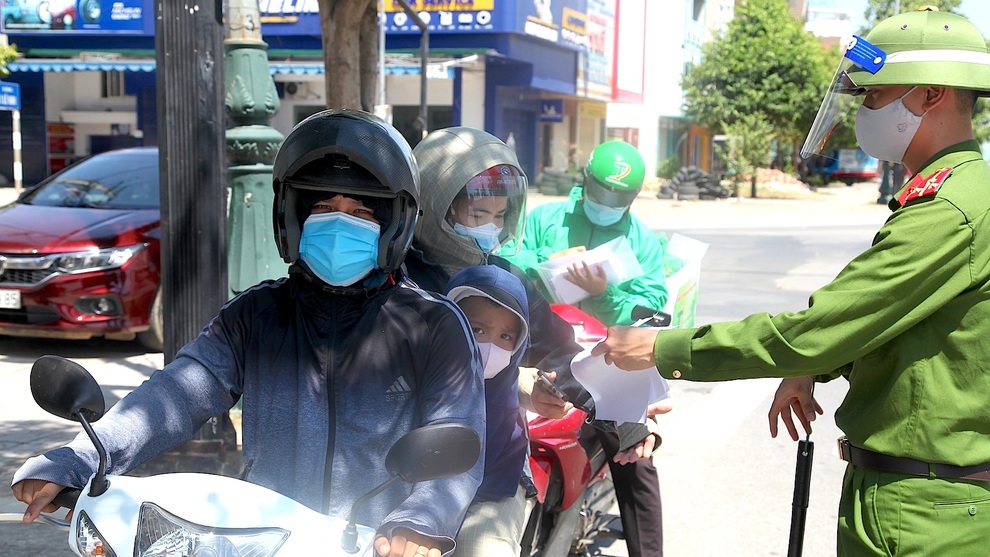 Hình ảnh thành phố Đỏ trong ngày đầu thực hiện ai ở đâu ở yên đó - 3 Hình ảnh thành phố Đỏ trong ngày đầu thực hiện ai ở đâu ở yên đó - 3