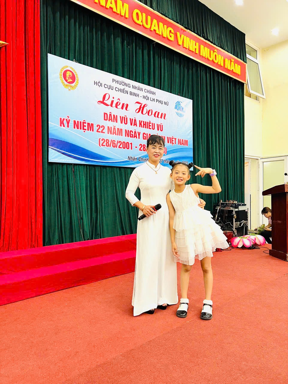 Chuyện ít biết về cô bé Hà Nội 12 tuổi hát nhạc đỏ với bà hút 46 triệu view - 5 Chuyện ít biết về cô bé Hà Nội 12 tuổi hát nhạc đỏ với bà hút 46 triệu view - 5