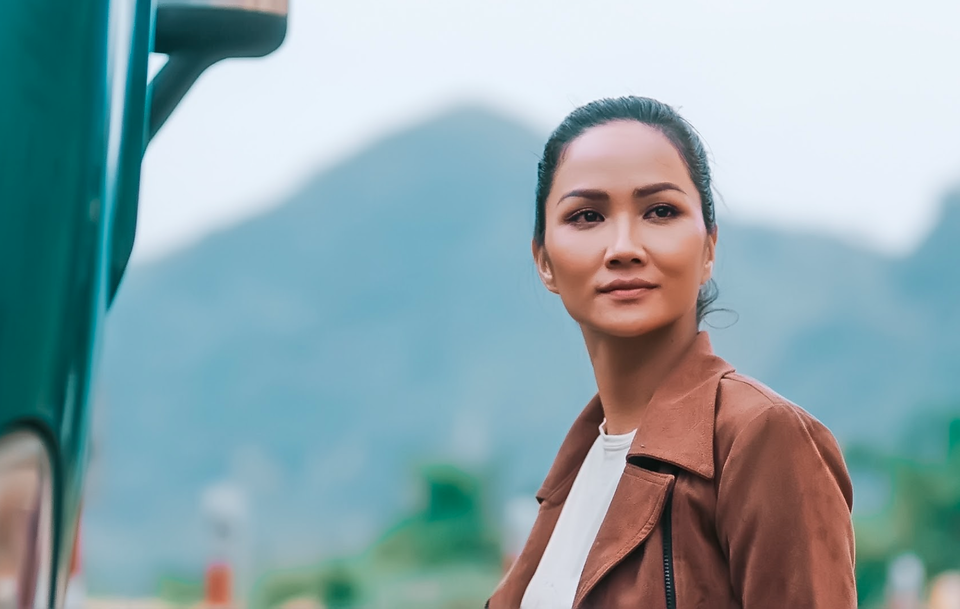 HHen Niê: Từ top 5 Hoa hậu Hoàn vũ đến đả nữ trong phim hành động - 2