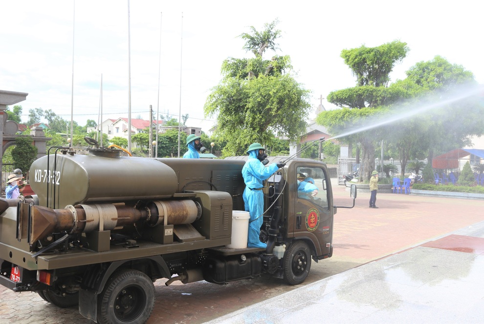 Huy động 4 xe đặc chủng phun khử khuẩn khu vực có nhiều ca nhiễm Covid-19 - 9 Huy động 4 xe đặc chủng phun khử khuẩn khu vực có nhiều ca nhiễm Covid-19 - 9