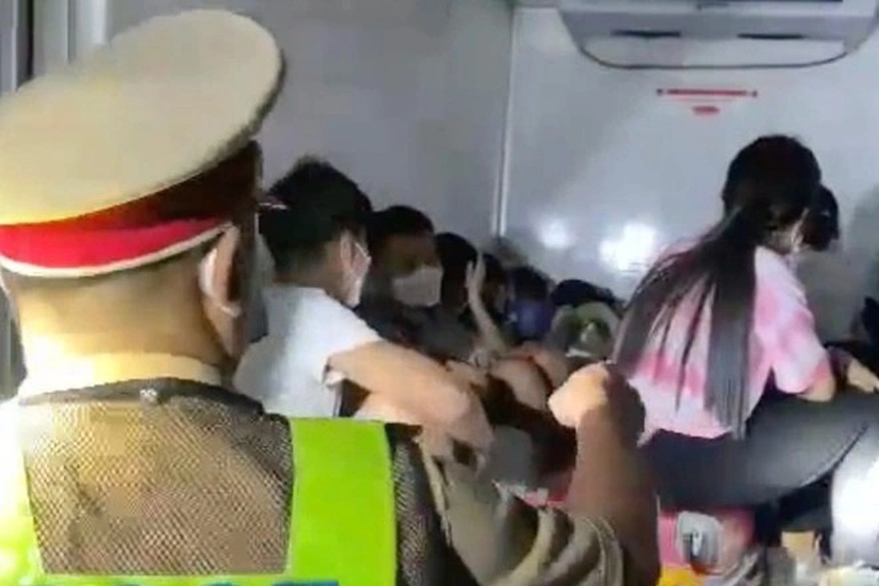 Hành trình cực chẳng đã của 8 công nhân chui thùng xe đông lạnh về quê - 1 Hành trình cực chẳng đã của 8 công nhân chui thùng xe đông lạnh về quê - 1