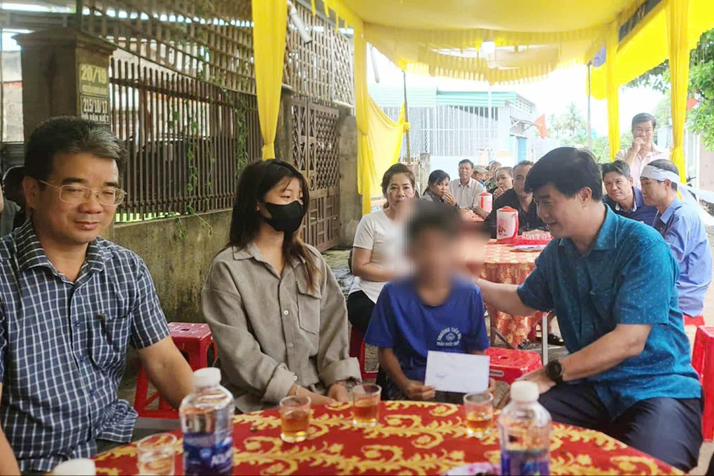 Vụ thảm sát ở Đắk Lắk: Thưởng nóng cháu bé dũng cảm cứu bạn khỏi kẻ thủ ác - 2 Vụ thảm sát ở Đắk Lắk: Thưởng nóng cháu bé dũng cảm cứu bạn khỏi kẻ thủ ác - 2