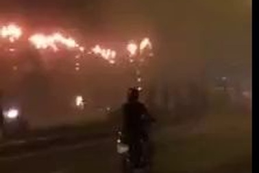 Video clip ghi lại cảnh hơn 400m dây cáp cháy rực trên lưng chừng trời