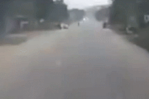 Ô tô lao thẳng từ nhà ra đường, hạ gục người đi xe máy