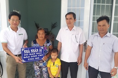 Bàn giao "Ngôi nhà Nhân ái" do bạn đọc Dân trí giúp đỡ 2 bà cháu