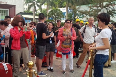 Phạt 52 người Trung Quốc sang Việt Nam du lịch lại bán hàng qua mạng