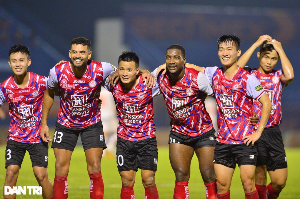 Thắng Bình Dương, CLB TPHCM sáng cửa trụ hạng tại V-League - 4 Thắng Bình Dương, CLB TPHCM sáng cửa trụ hạng tại V-League - 4