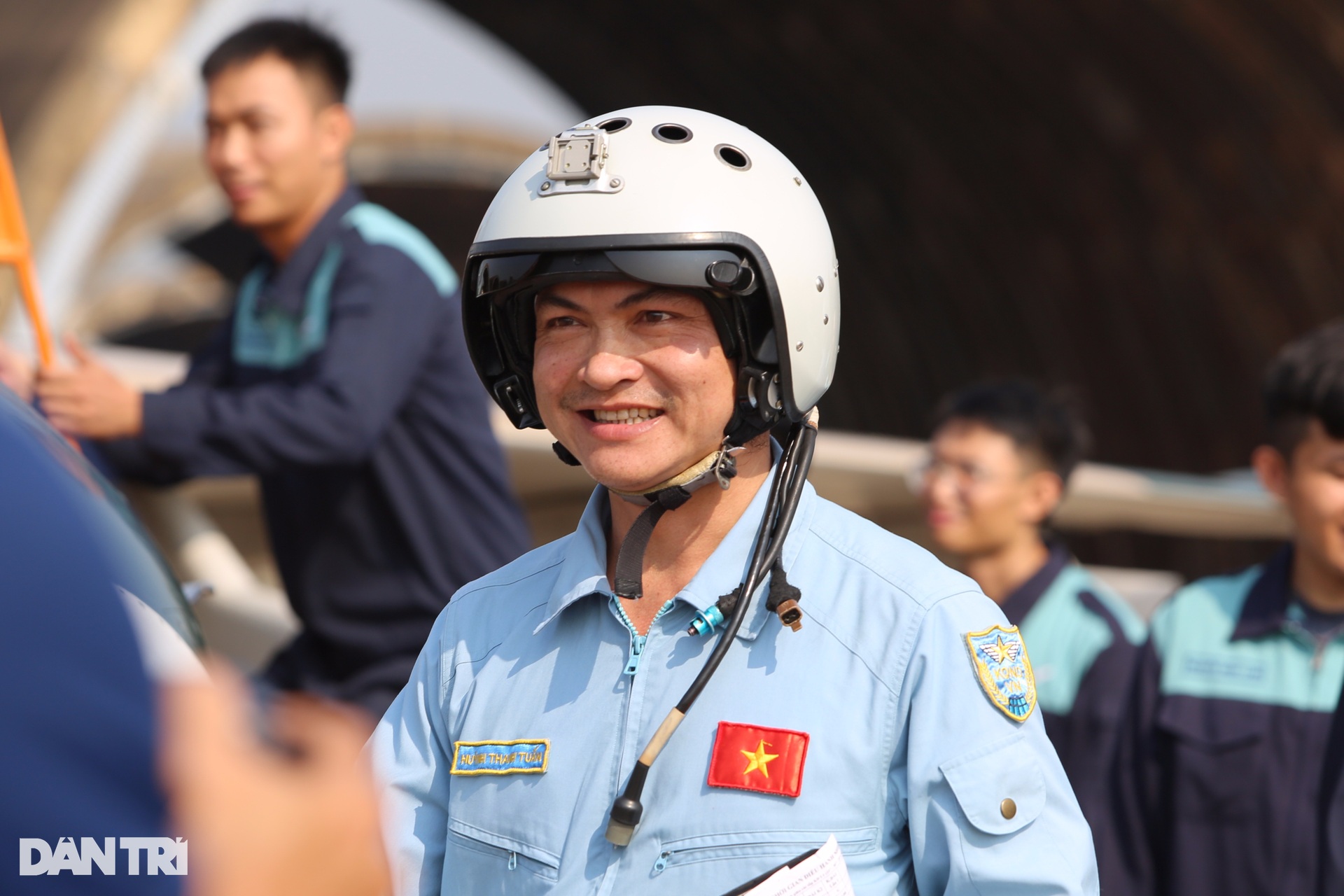 Nụ cười rạng rỡ của phi công tiêm kích SU30-MK2 bay biểu diễn lễ 30/4 - 12 Nụ cười rạng rỡ của phi công tiêm kích SU30-MK2 bay biểu diễn lễ 30/4 - 12