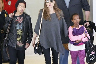 Angelina Jolie xuất hiện sành điệu bên các con