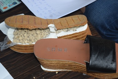 Hàng ngàn viên ma túy tổng hợp giấu trong lốp xe, dưới đế giày