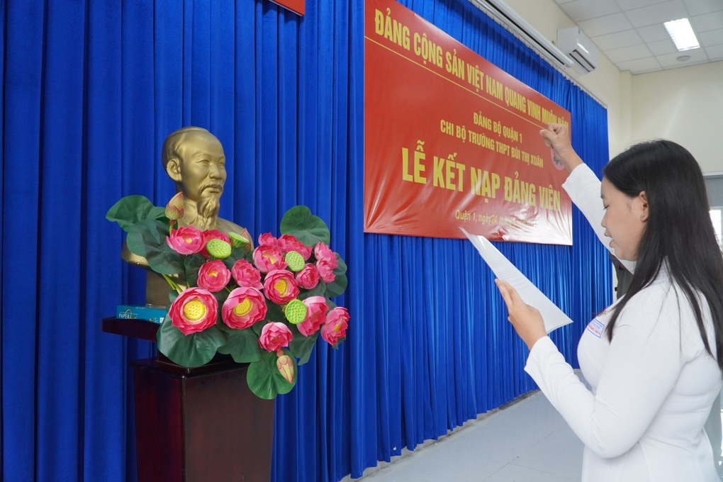 Những học sinh nhận quyết định đặc biệt trước ngày thi tốt nghiệp THPT - 2 Những học sinh nhận quyết định đặc biệt trước ngày thi tốt nghiệp THPT - 2