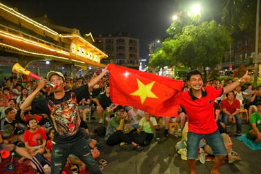 Người hâm mộ ở TPHCM vỡ òa cảm xúc khi đội tuyển Việt Nam chiến thắng