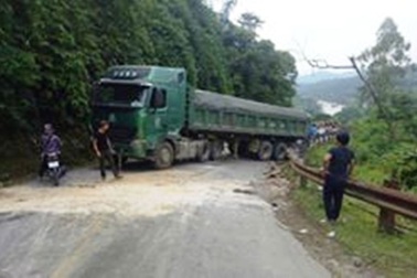 Giải cứu xe tải bị mắc kẹt khiến quốc lộ ùn tắc hơn 1 ngày