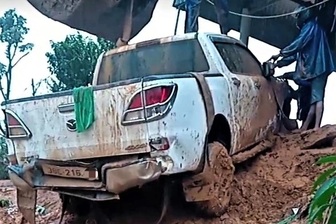 Sạt lở núi ở Hà Tĩnh, nhiều trang trại chăn nuôi bị vùi lấp