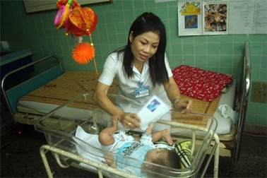 Quà nhân ái đến với cháu bé trong bài “Viết cho một sinh linh vô tội”