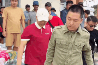 Tuấn Hưng trao quà, hát tặng bà con vùng lũ: "Nhìn các cụ già, tôi nhớ mẹ"