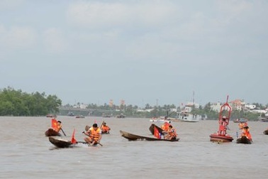 Sôi động lễ hội đua xuồng trên sông